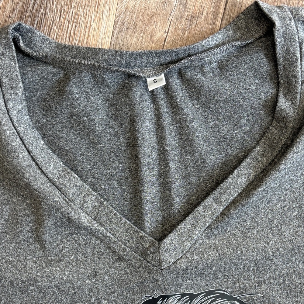 πΎπΆ Charcoal Women's V-Neck Tee with Graphic - Picture 3 of 5